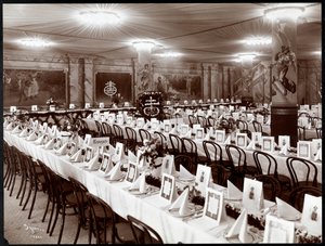 1904年にニューヨークのNational Biscuit Co.バンケット用にセットされたバンケットホール（シルバーゼラチンプリント） 作： Byron Company